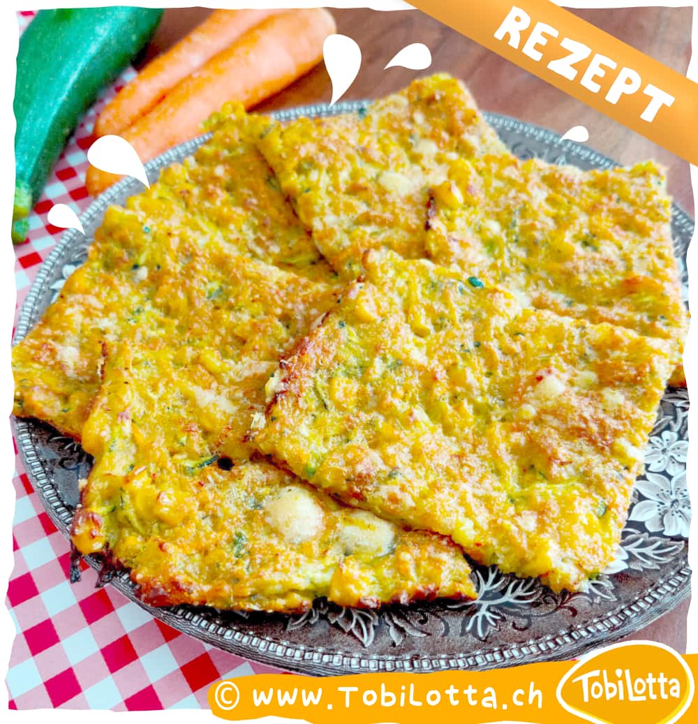 Curry Gemüsepuffer, vegetarisch, einfach, schnell, Kinder, Rezept, Backen, Kochen, gemeinsam, kochen mit Kindern, gesund, Gemüse, Zucchini, Karotte, Mehl, Parmesan, Hafermilch, Olivenöl, Curry-Gewürz, Salz, Pfeffer, Snack, Beilage, Curry-Mayo, Süss-Sauer-Dip, Joghurt-Kräutersauce, Sandwich, kreative Variationen, Pizza, kochen lernen, Familienküche. gemüse essen kinder was kochen